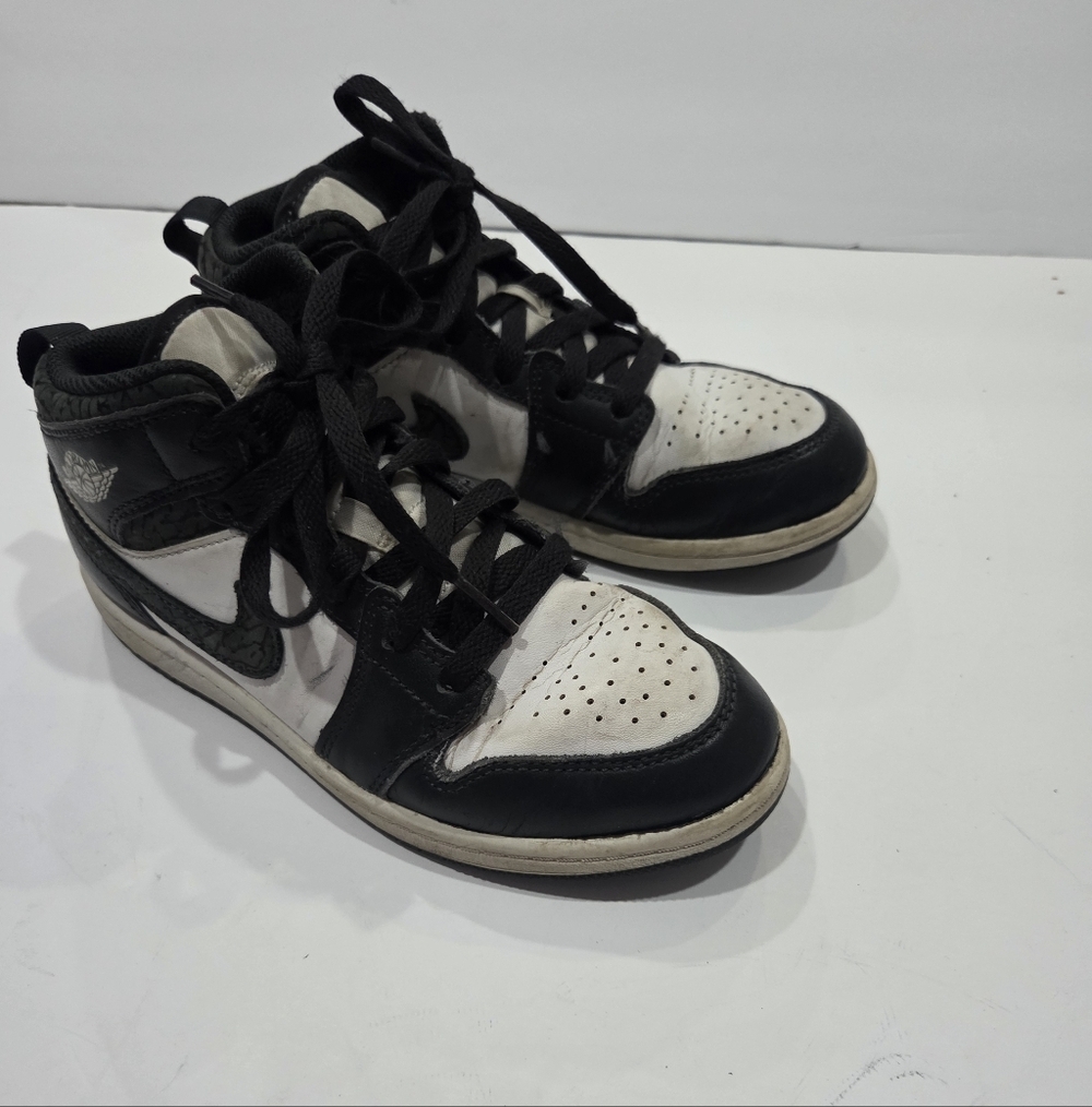 Nike Jordan Black/white High Top Sneakers Sz.3Y